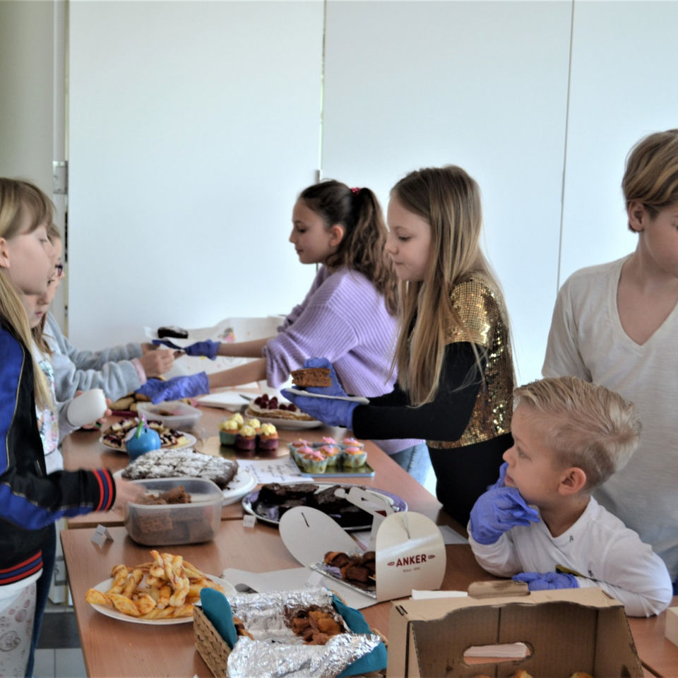 Bake sale of Y6H supporting Červený nos