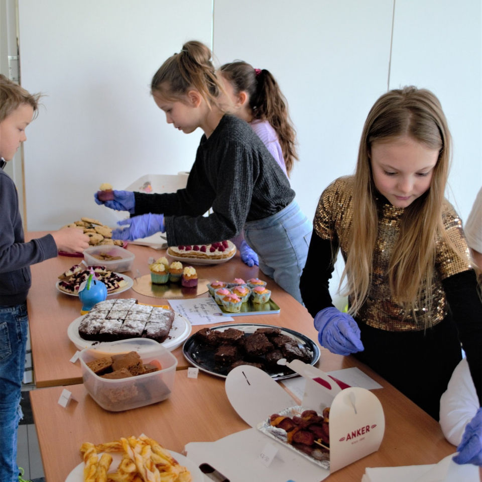 Bake sale of Y6H supporting Červený nos