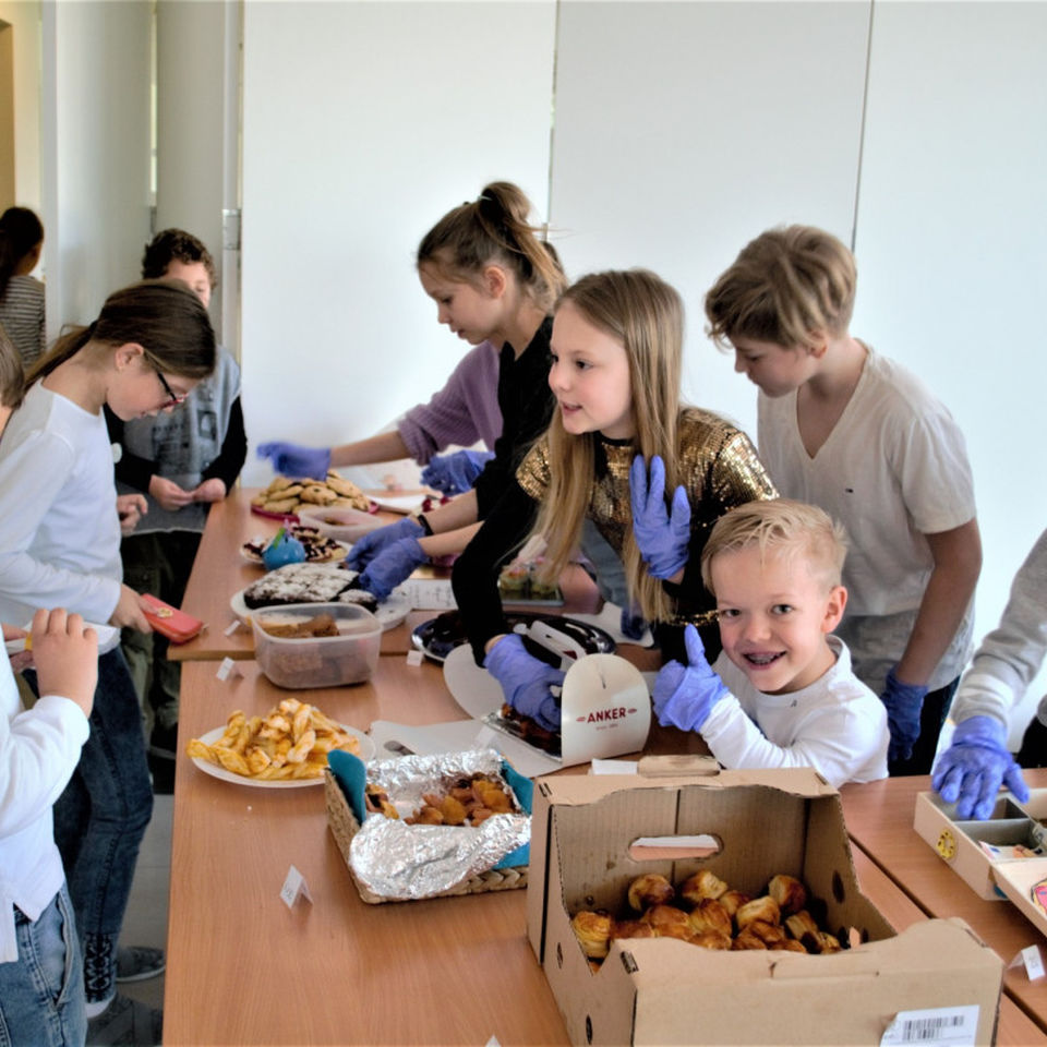 Bake sale of Y6H supporting Červený nos