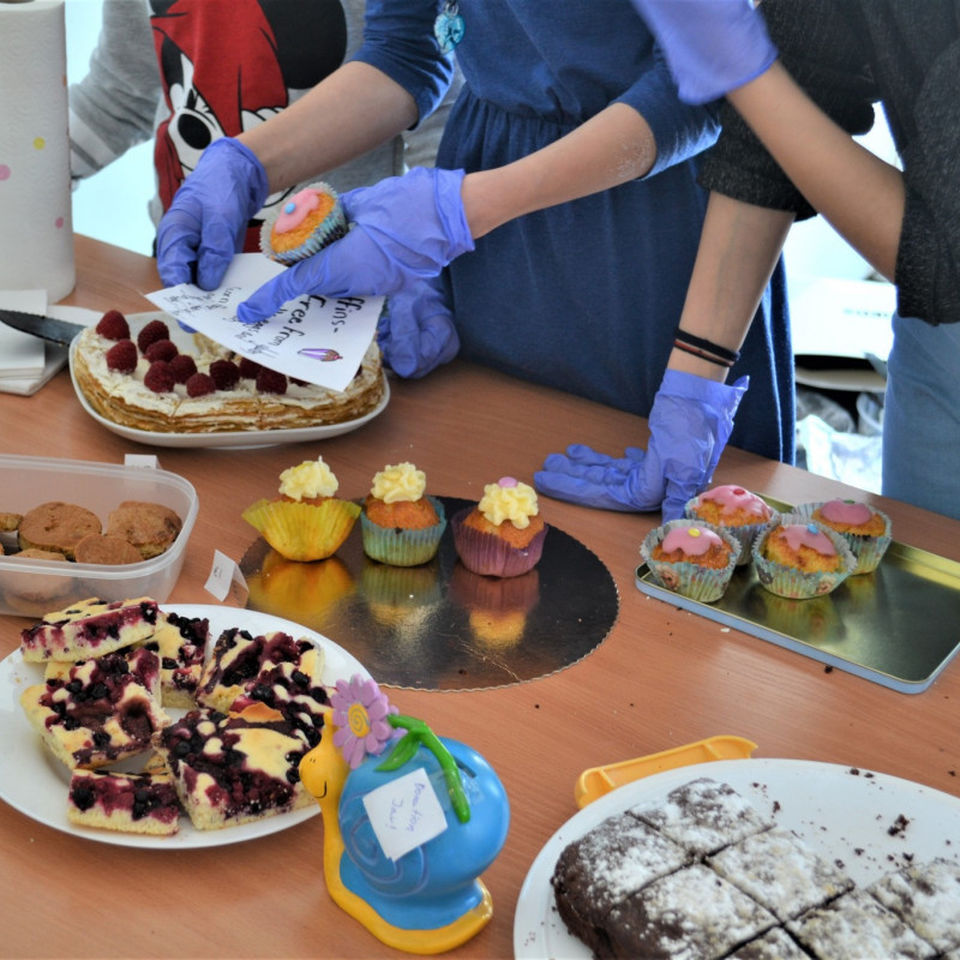 Bake sale of Y6H supporting Červený nos
